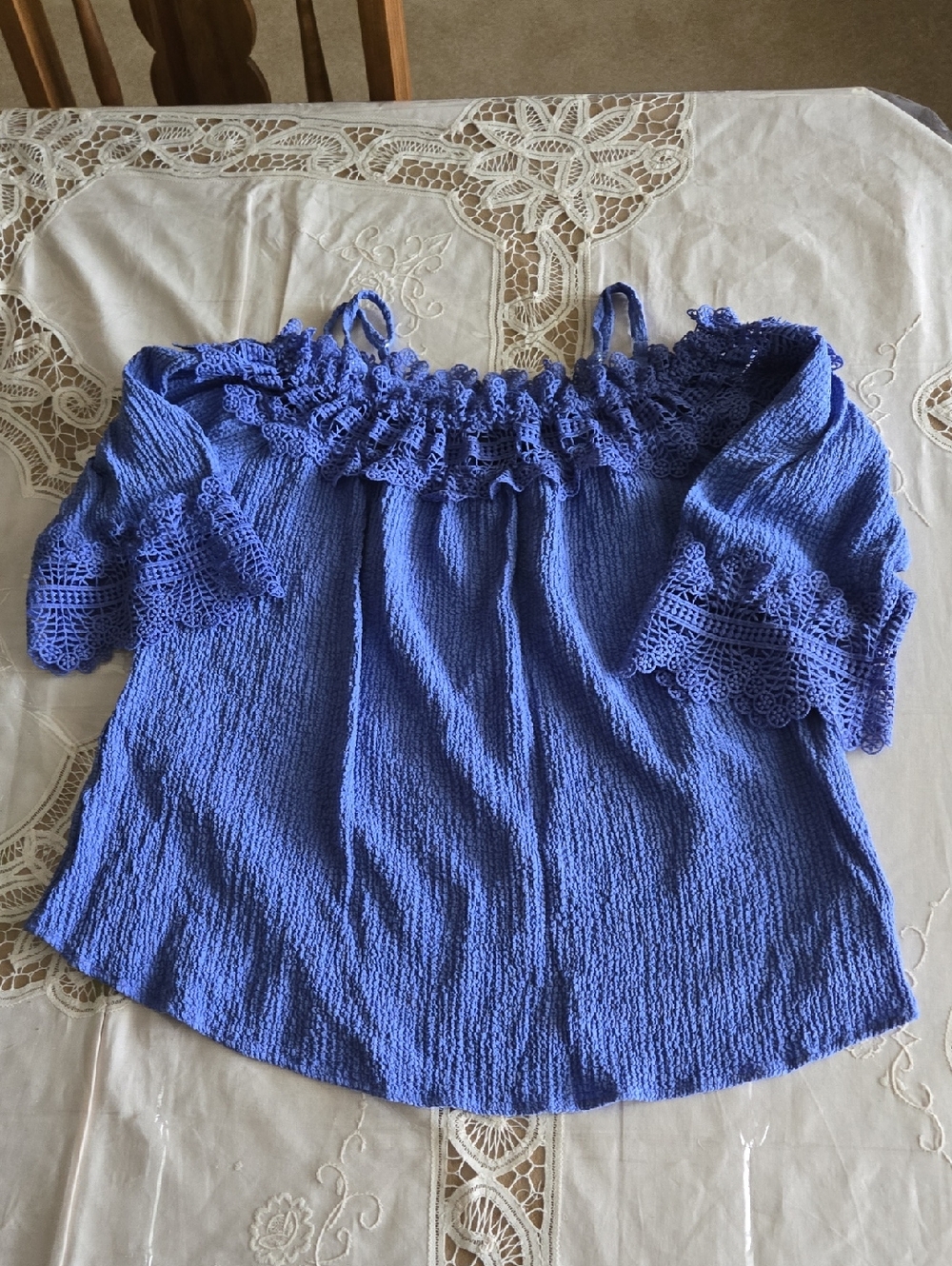 I. N. SAN FRANCISCO TOP -  PERIWINKLE BLUE-SIZE MED - LACE COLLAR & SLEEVE ENDS